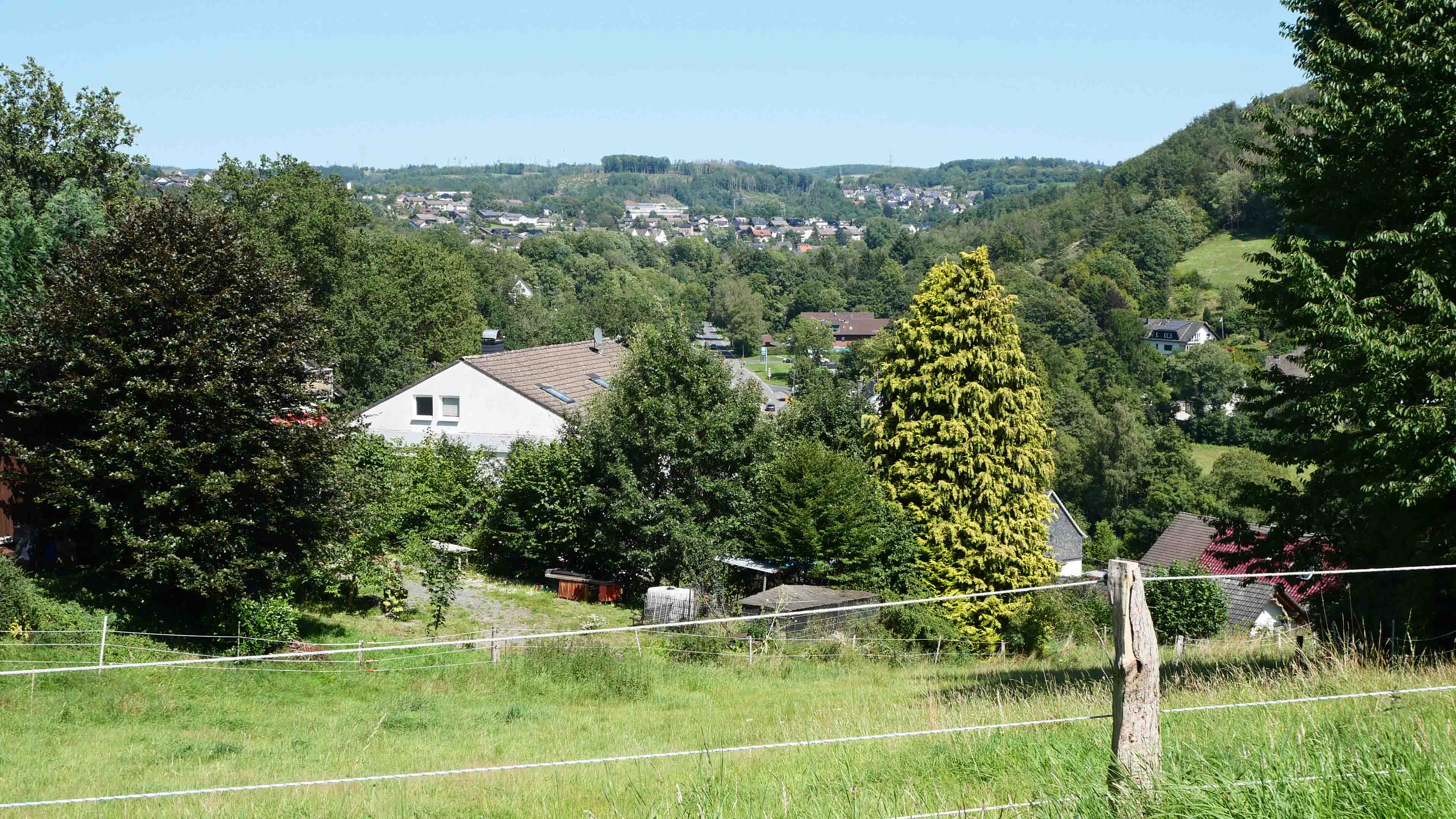 Morsbach-Flockenberg: 972 m² Baugrundstück, Blick in die Natur und auf Morsbach (ca. 3 km)
