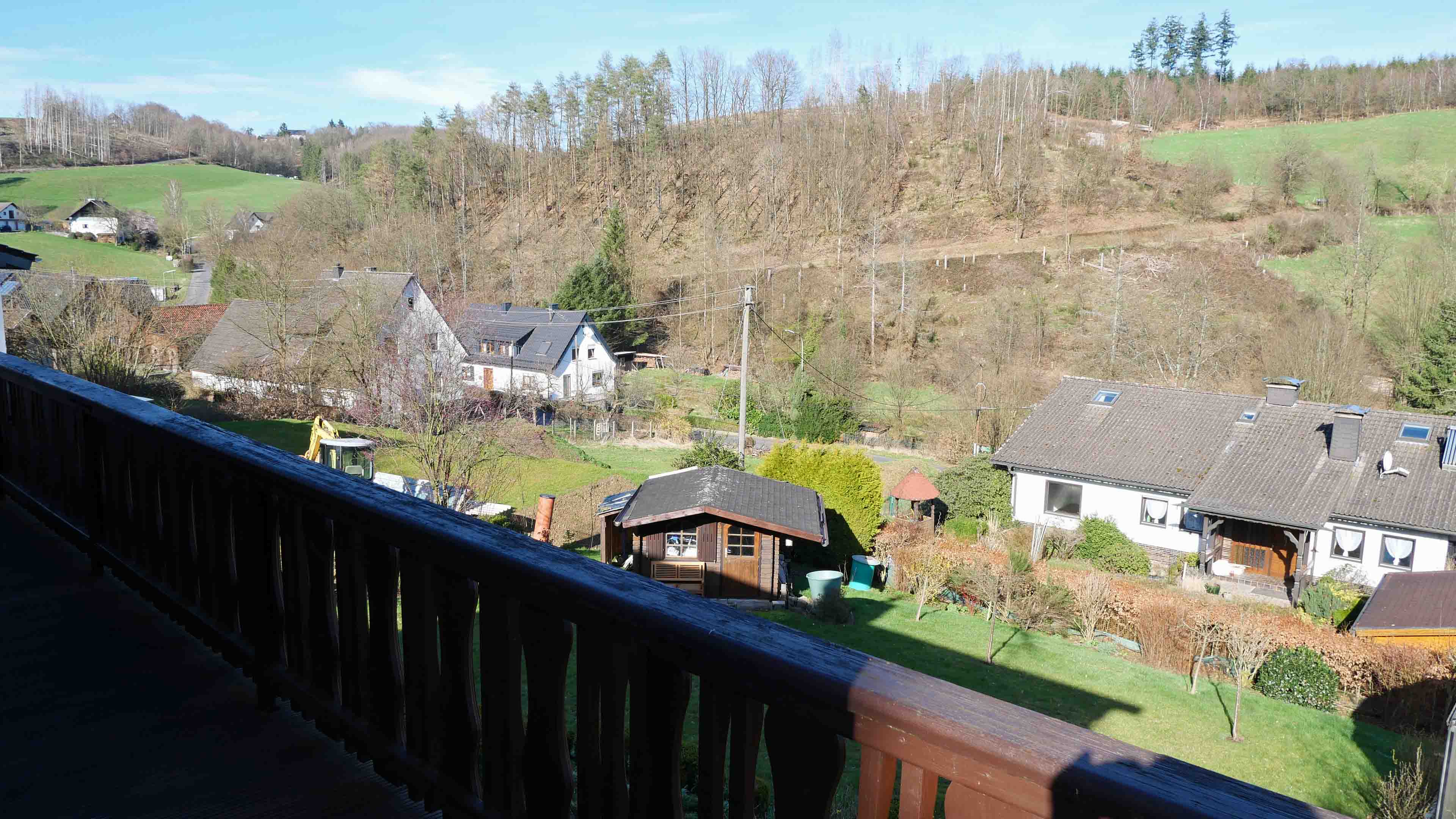 Morsbach-Oberwarnsbach: Das "Häuschen mit Garten", viel Ruhe und Blick in die Natur, Blick vom Balkon in die herrliche  Umgebung