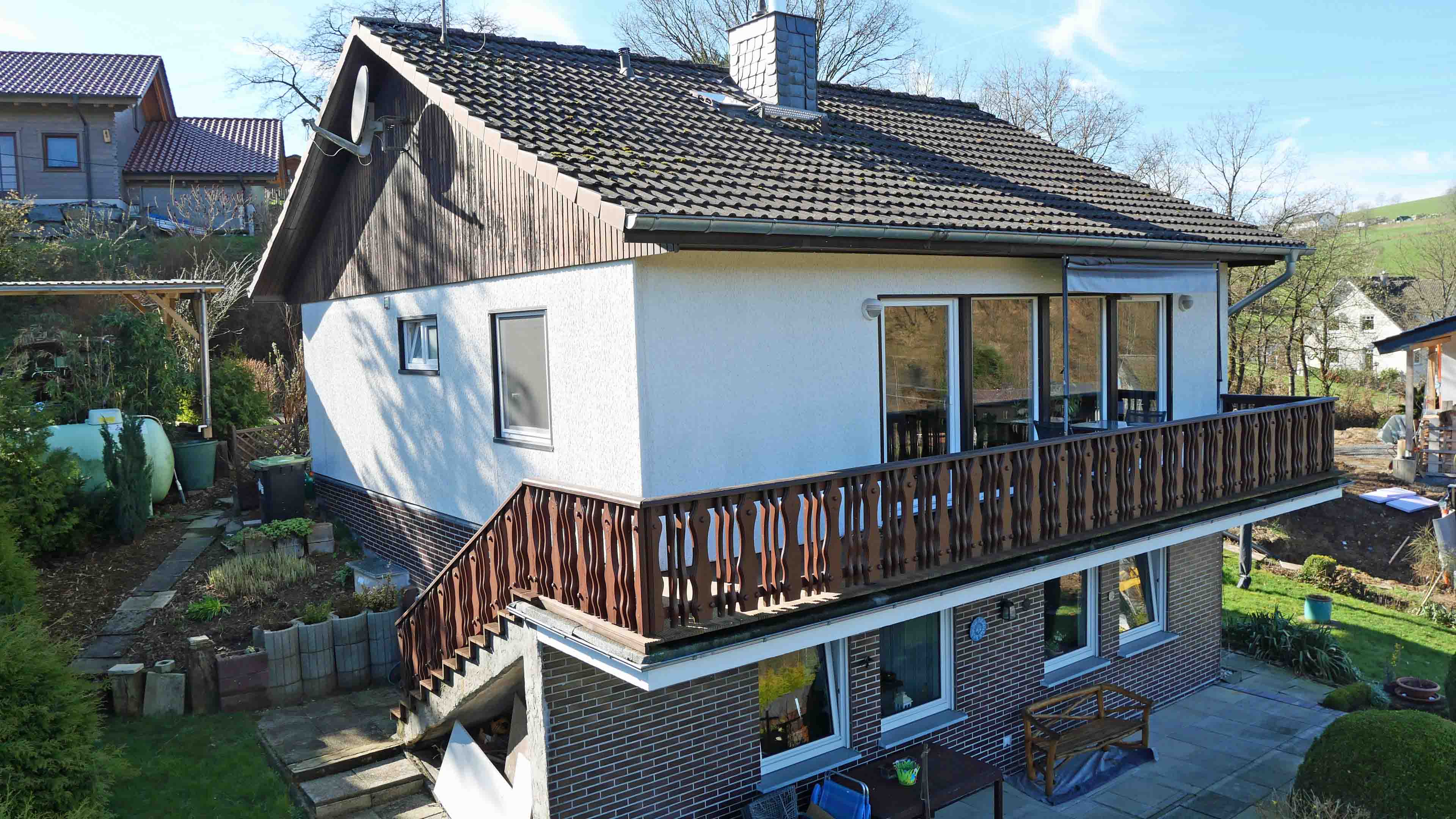Morsbach-Oberwarnsbach: Das "Häuschen mit Garten", viel Ruhe und Blick in die Natur, Hausrückseite mit Balkon und Treppe zum Garten