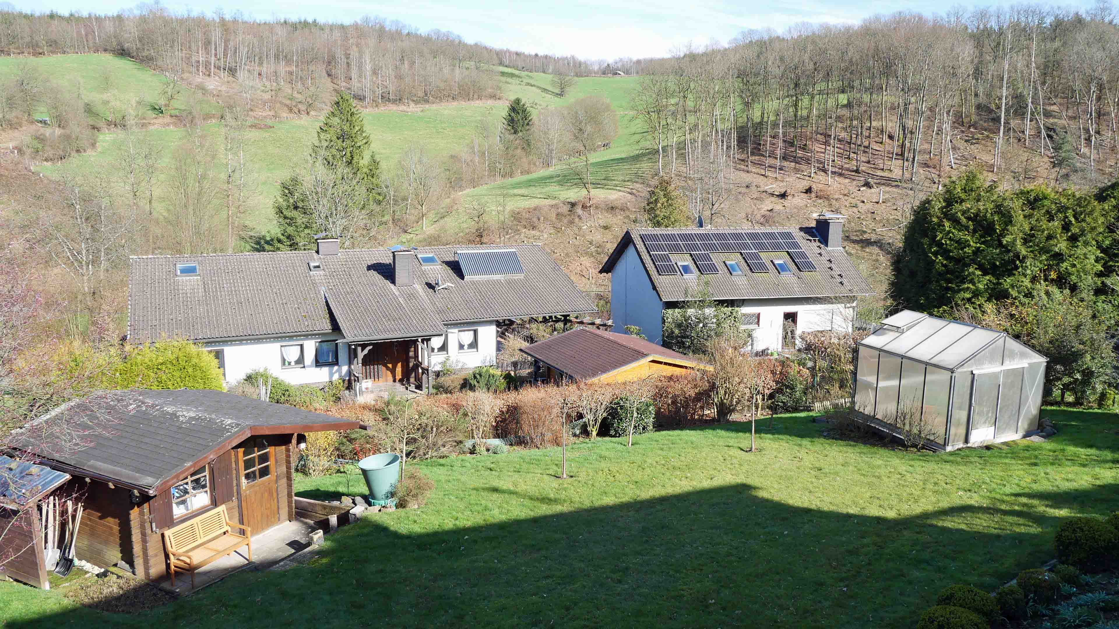Morsbach-Oberwarnsbach: Das "Häuschen mit Garten", viel Ruhe und Blick in die Natur, Blick in den Garten mit Garten- und Gewächshaus